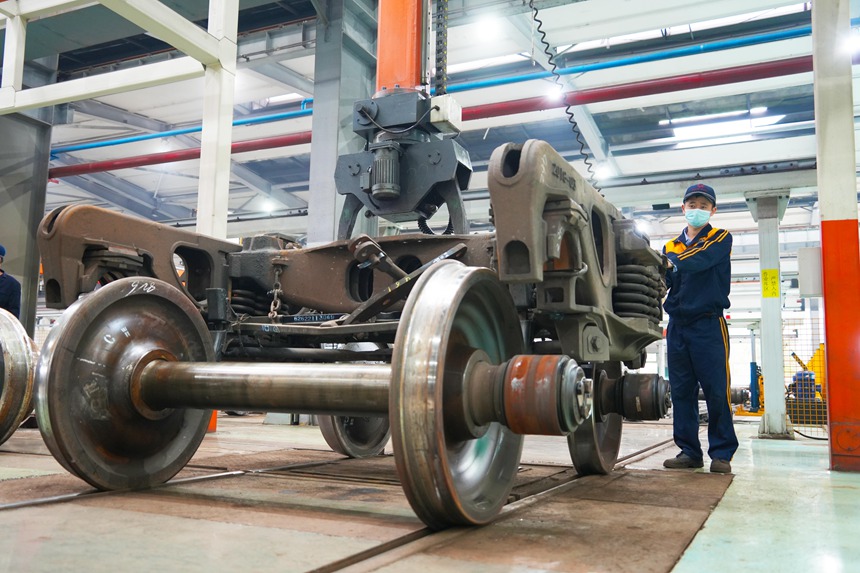 重慶西車輛段車輛鉗工正在進行轉向架組裝作業。吳晉超攝