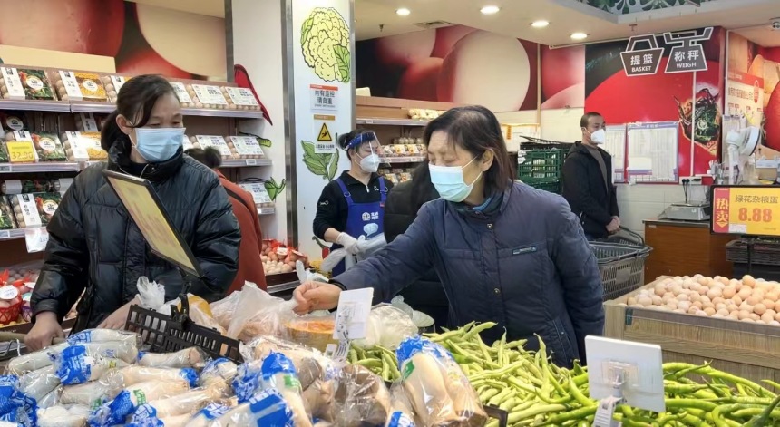 重百新世紀百貨北碚一店，市民正在超市內有序購物。向金城攝