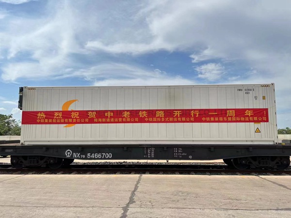 中老鐵路內陸首趟冷鏈水果專列抵達重慶。黃振源攝