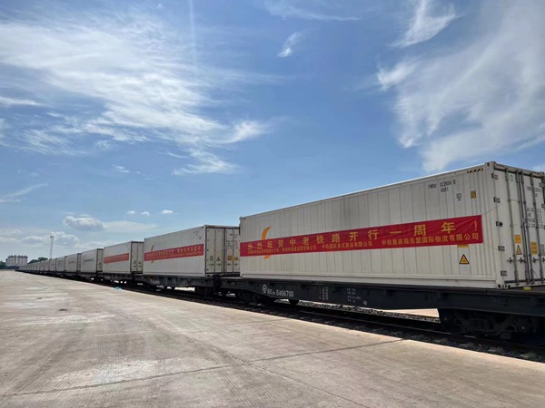 中老鐵路內陸首趟冷鏈水果專列抵達重慶。黃振源攝