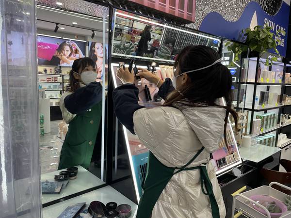 青木關鎮的店鋪營業待客。受訪者供圖