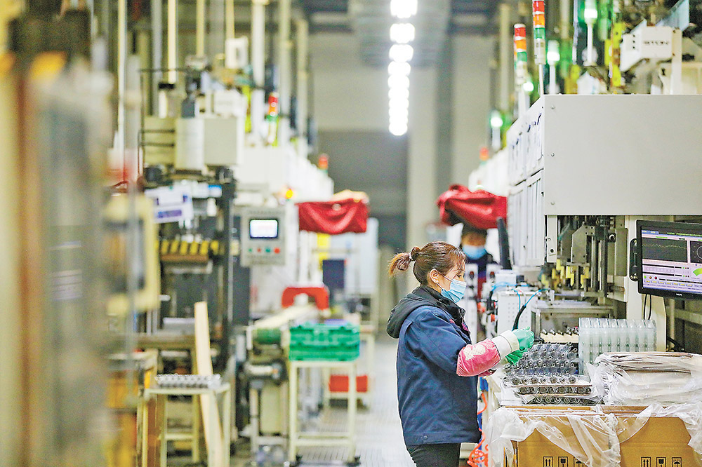 十二月二日，重慶高新區曾家鎮重慶市旺成科技股份有限公司生產車間，工人們正加緊趕訂單。通訊員 雷健 攝/視覺重慶