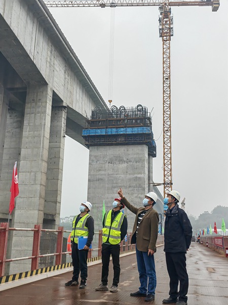黃小波檢查項目進展。重慶市地產集團供圖。