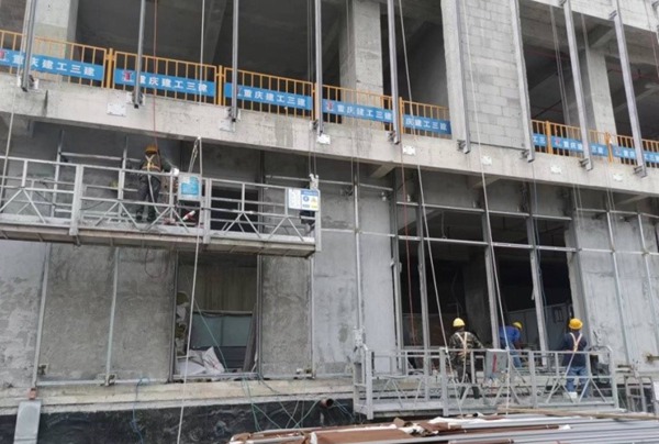 人和項目進行外立面施工作業?？堤锛瘓F供圖