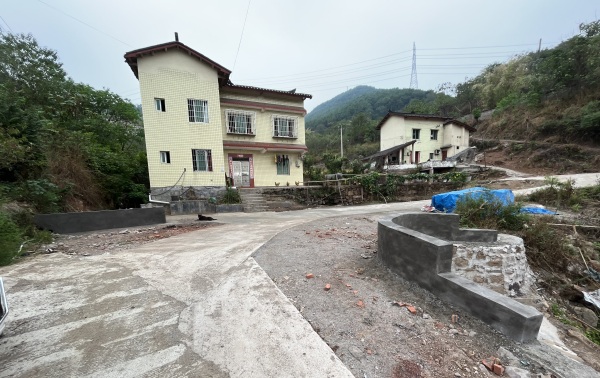 修建好的人行便橋。洛磧鎮供圖