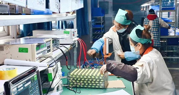 生產車間抓緊生產。常臏攝