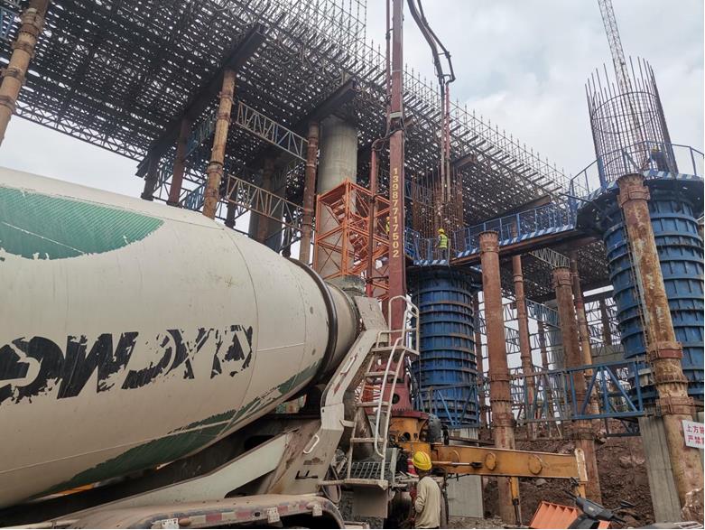 陶家隧道一縱線立交主線橋墩柱砼澆筑。重慶城投建設公司供圖