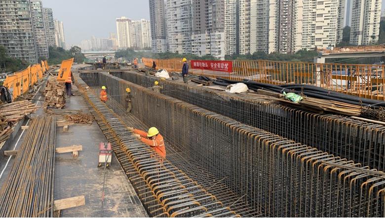 大學城復線隧道工程施工現場，工人們在進行橋梁箱梁模板鋼筋施工。重慶城投建設公司 供圖