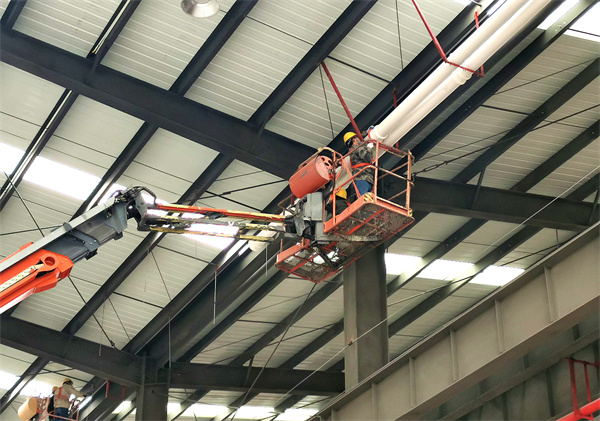 工人正在安裝墻皮檁條。中建七局西南公司供圖