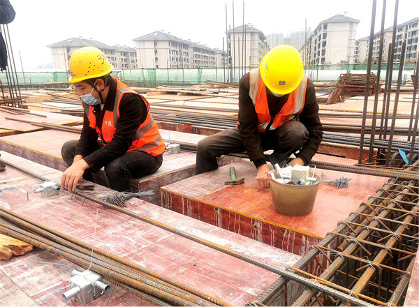 工人正在預埋消防管線。中建七局西南公司供圖