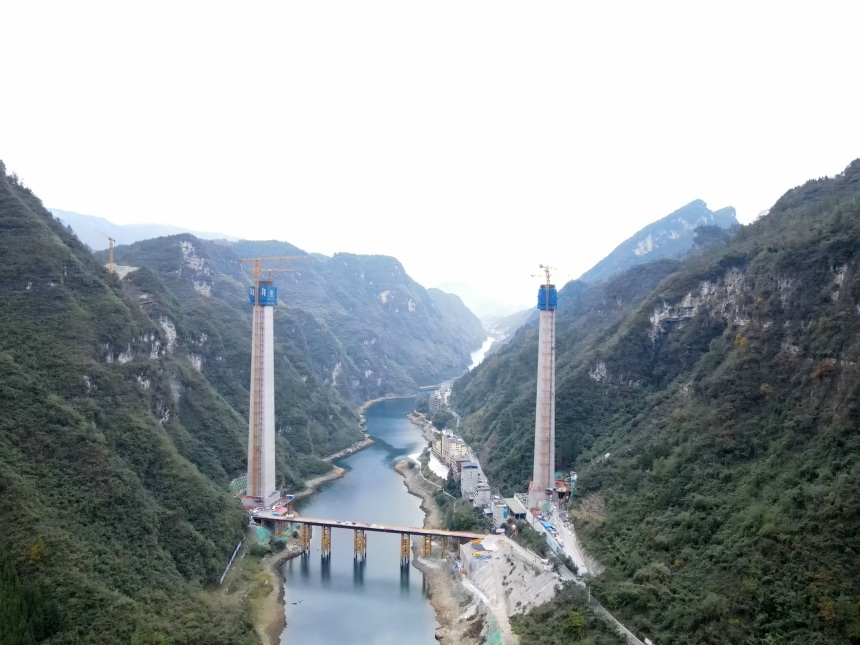 12月7日，渝湘復線高速磨寨烏江特大橋3號主墩封頂。