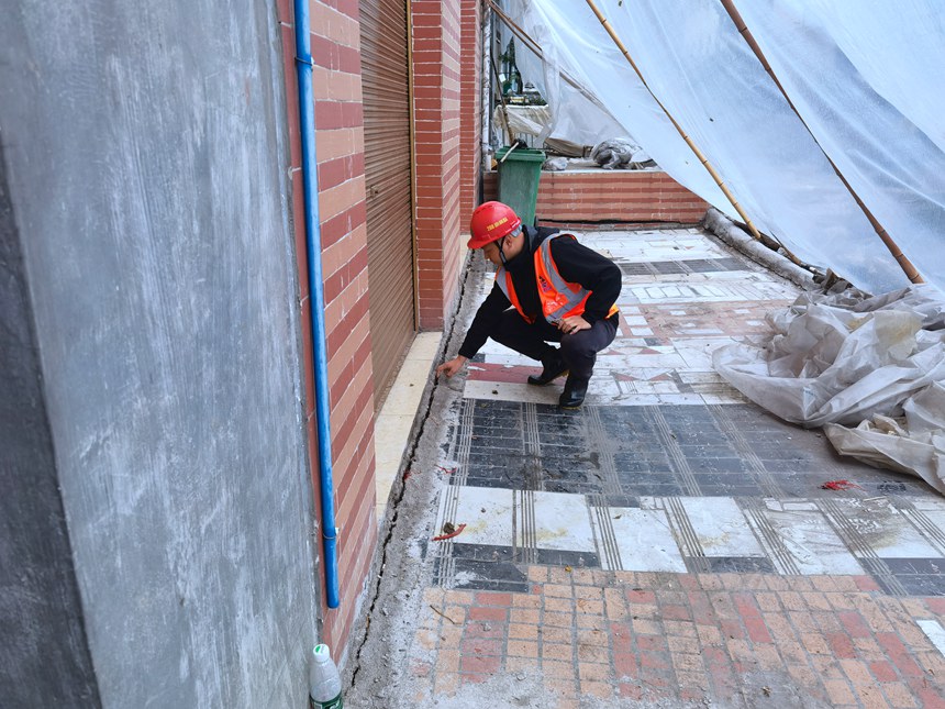 《丈量》。9月20日，巫溪縣徐家鎮持續降雨，208地質隊員巡查地災隱患點，現場測量、比較房屋地裂縫形變化情況。黎中余攝