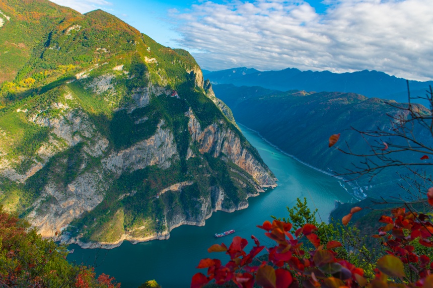 紅葉與高峽平湖相映成趣。汪長征攝