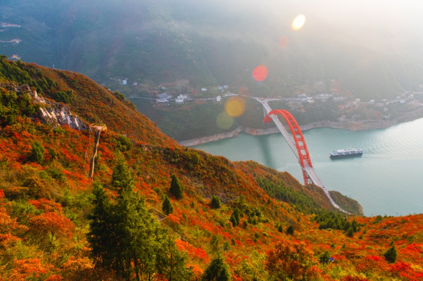 文峰景區俯瞰紅葉風景。汪長征攝