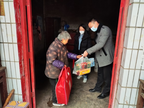幫扶干部為脫貧戶送去生活物資。黃道剛攝