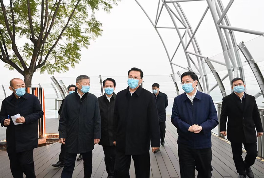 12月12日下午，在來福士廣場頂層，市委書記袁家軍聽取朝天門片區改造工程等情況介紹。記者 蘇思 攝/視覺重慶