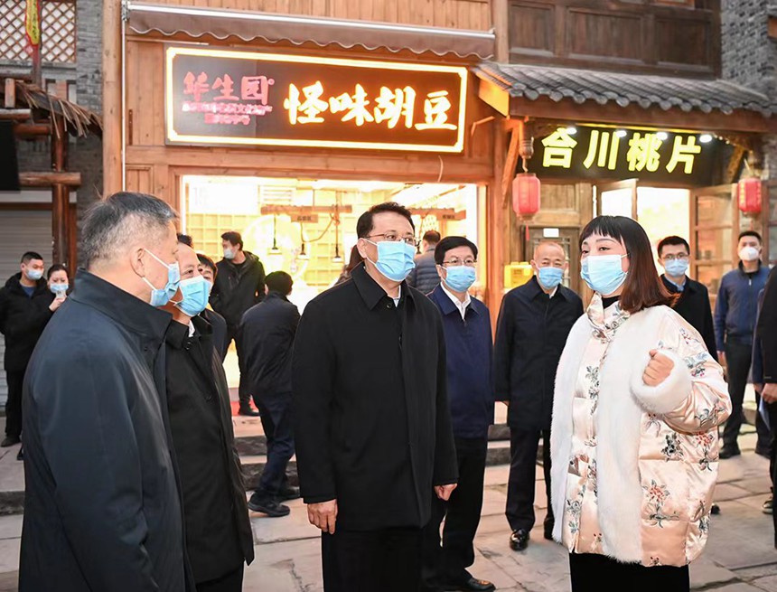 12月12日下午，在渝中區十八梯，市委書記袁家軍實地考察街巷風貌，并同商戶交流。記者 蘇思 攝/視覺重慶