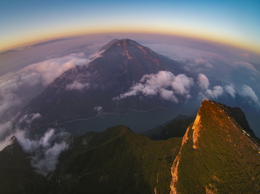 長江瞿塘峽一帶景色宜人，秀美如畫。王正坤攝