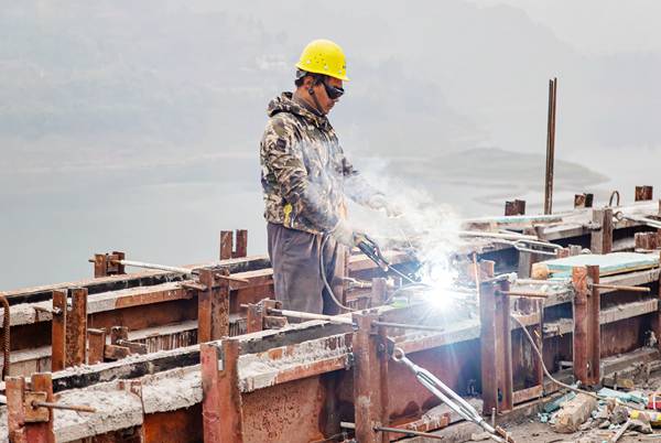 焊接人行道路基模架。余鴻攝
