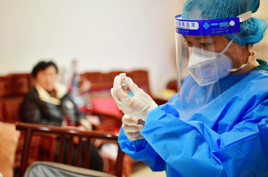 醫護人員為蔣德瓊接種新冠疫苗。周舸攝