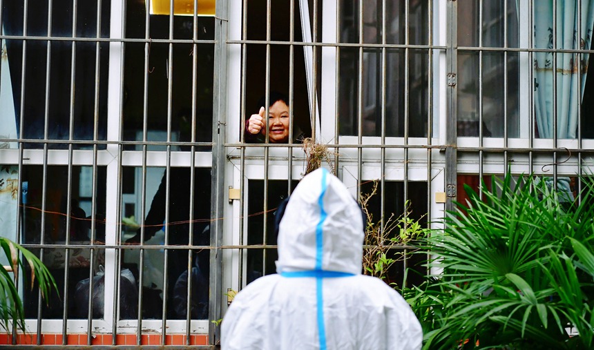 社區工作人員和醫護人員在轄區宣傳疫苗接種。周舸攝