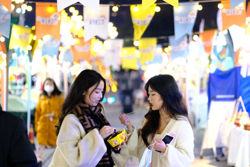 琳瑯滿目的美食美物吸引了不少市民前來打卡。郭旭攝