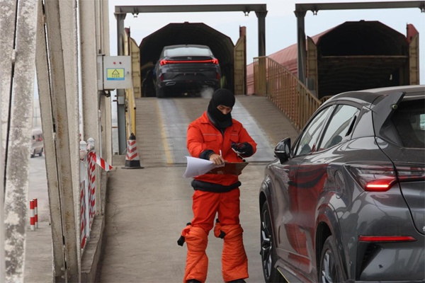 工作人員核驗車輛信息。重慶港海關供圖