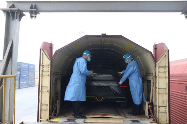 重慶海關所屬重慶港海關關員開展現場監裝。重慶港海關供圖