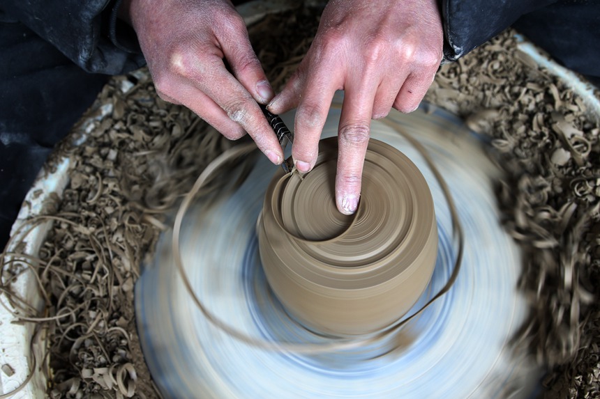 土陶技藝大師劉沛良在制作陶坯。楊敏攝