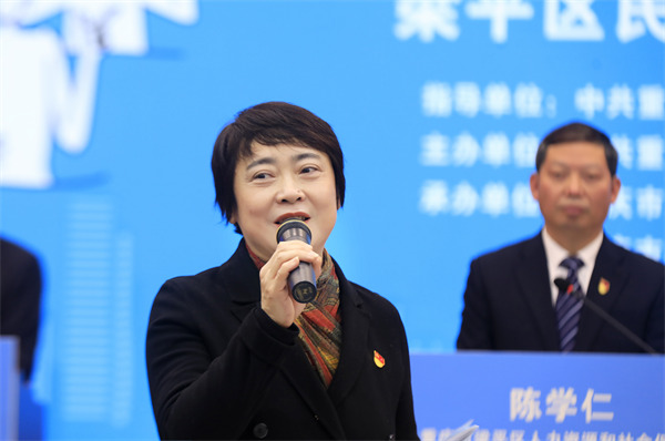 梁平區委常委、宣傳部部長、區委新聞發言人曹玲回答市民提問。向成國攝