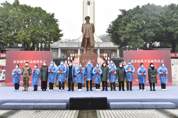 重慶聶榮臻研究會為江津中學的10名獲獎學生代表頒發了聶榮臻獎學金和證書。江津區委宣傳部供圖