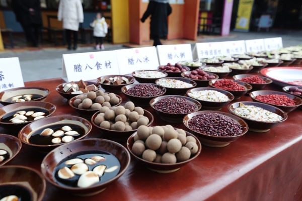 長桌宴上的臘八美食。邱振霖攝
