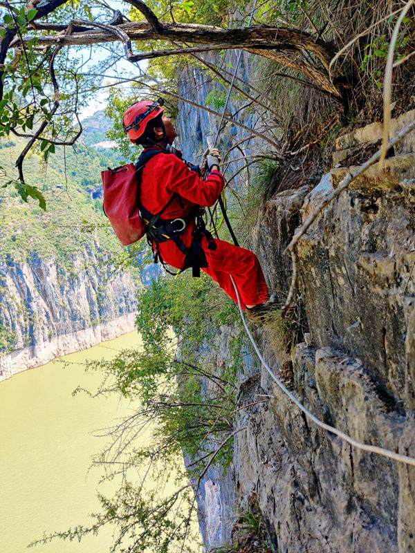 《高位危巖裂隙調查》。8月上旬，重慶地研院組織高空作業人員攀爬崖壁，調查瞿塘峽右岸危巖的裂隙，安裝地災防治監測設備。王琦攝