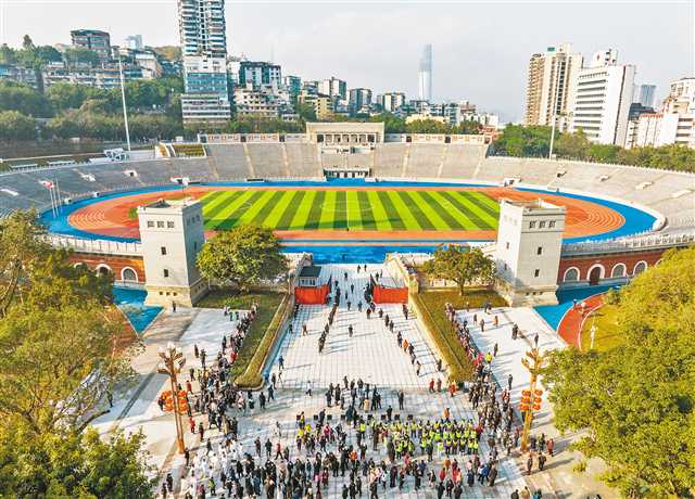 12月30日，大田灣體育場，不少市民前來健身打卡。本組圖片均由首席記者 龍帆 攝/視覺重慶