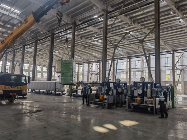 吊裝新設備。金龍電工供圖