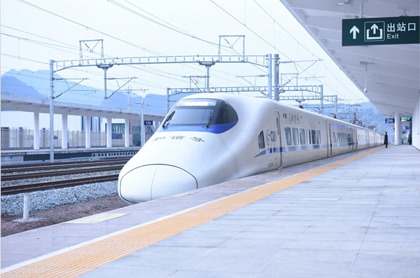 D6142次動車組列車駛入渝利鐵路黃水站。石柱縣融媒體中心供圖