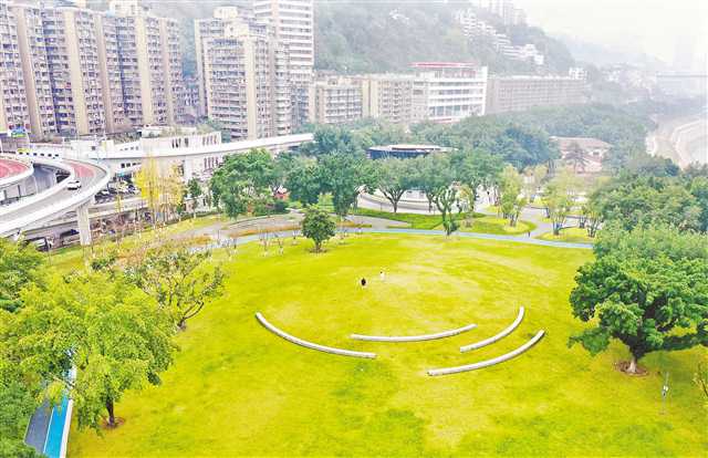 圖為市民在珊瑚公園玩耍。