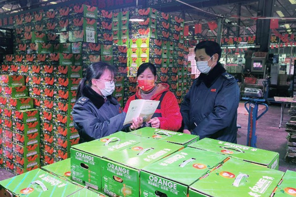 江津區稅務人員走訪雙福農貿城內商戶，宣傳講解稅費優惠政策。聶小淄攝