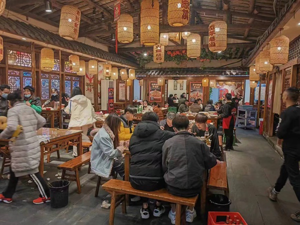 圖為近日，位于重慶市江北區洋河中路的老甘家餐館顧客基本坐滿大廳。受訪人供圖