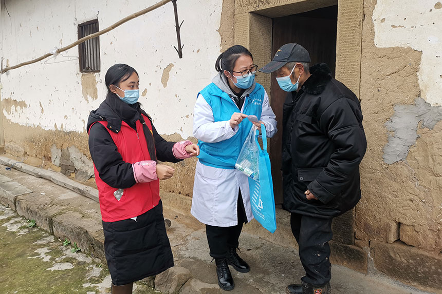 家庭醫生協同志愿者為群眾上門發放“健康包”并講解用藥注意事項。璧山區衛生健康委供圖