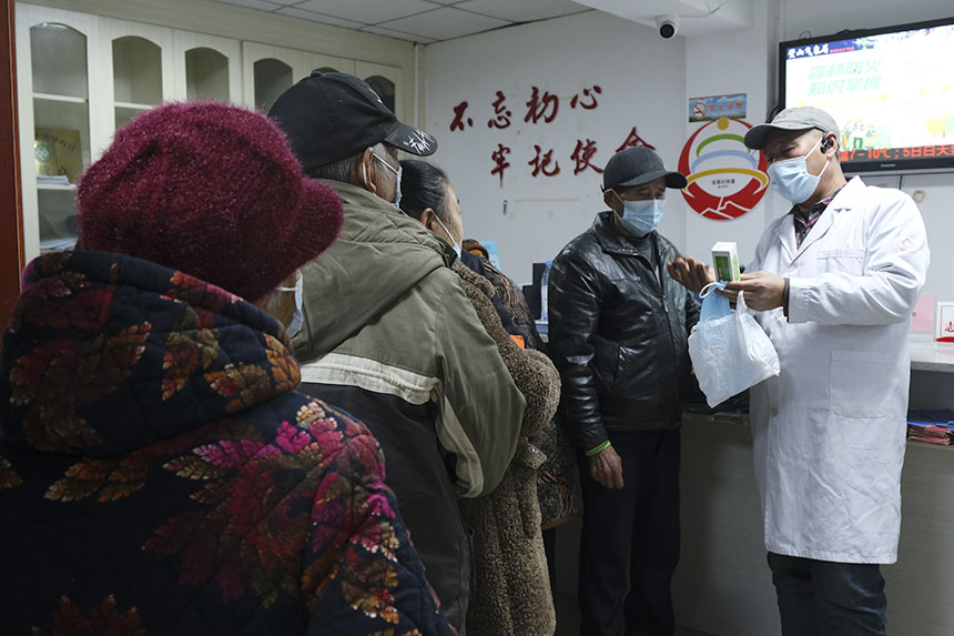 老人領到“健康包”后，醫生在旁耐心講解。蔣永勁攝