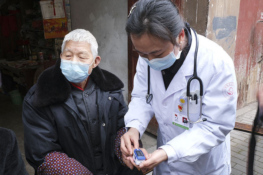 入戶為老人提供健康服務。蔣永勁攝