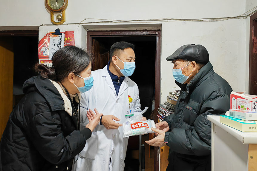 為老年人發放“健康包”。璧山區衛生健康委供圖