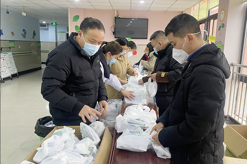 有序打包整理“健康包”。璧山區衛生健康委供圖