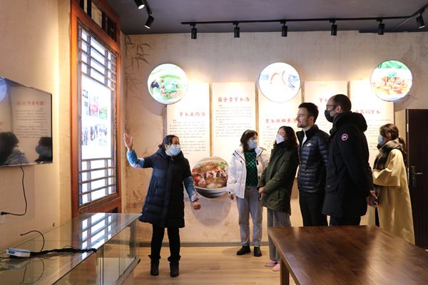 講解員介紹草蔸蘿卜發展歷程。胥世鵬攝