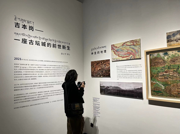 游客看展。蔣海濤攝