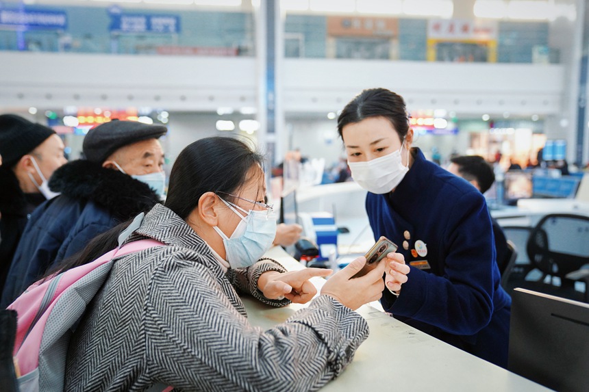 重慶北站“馬廉服務臺”工作人員解答旅客疑問。汪亮攝