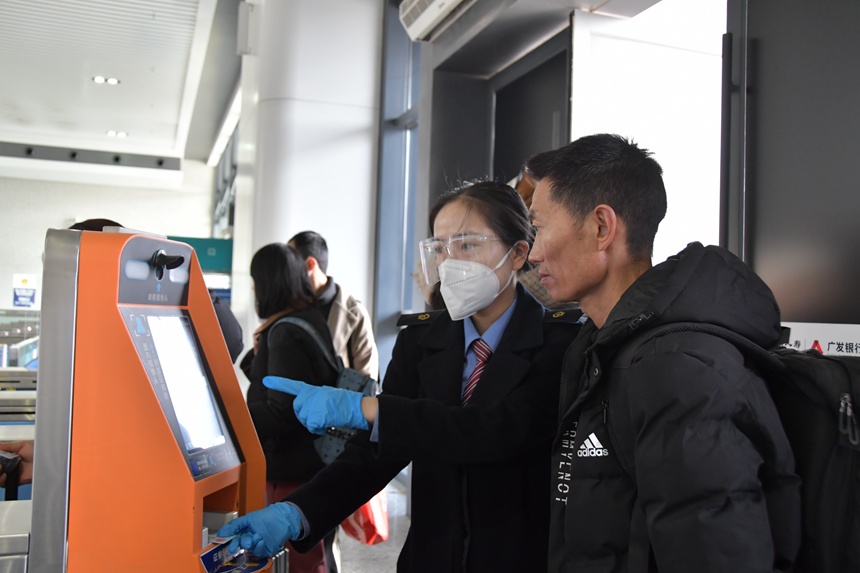 重慶西站工作人員幫助旅客完成進站車票核驗。魏偉攝