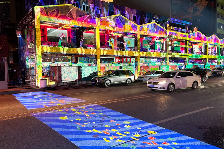 藝術家用光影打造的斑馬線。鄒樂攝