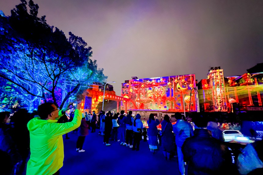 眾多市民打卡光影藝術節。鄒樂攝